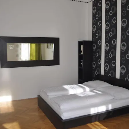 The Family's Nest Praag