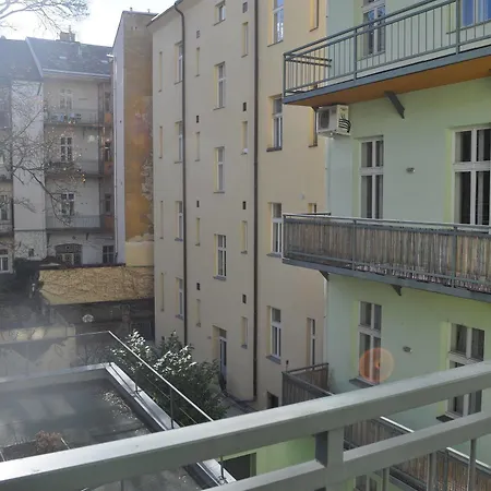The Family's Nest Praag